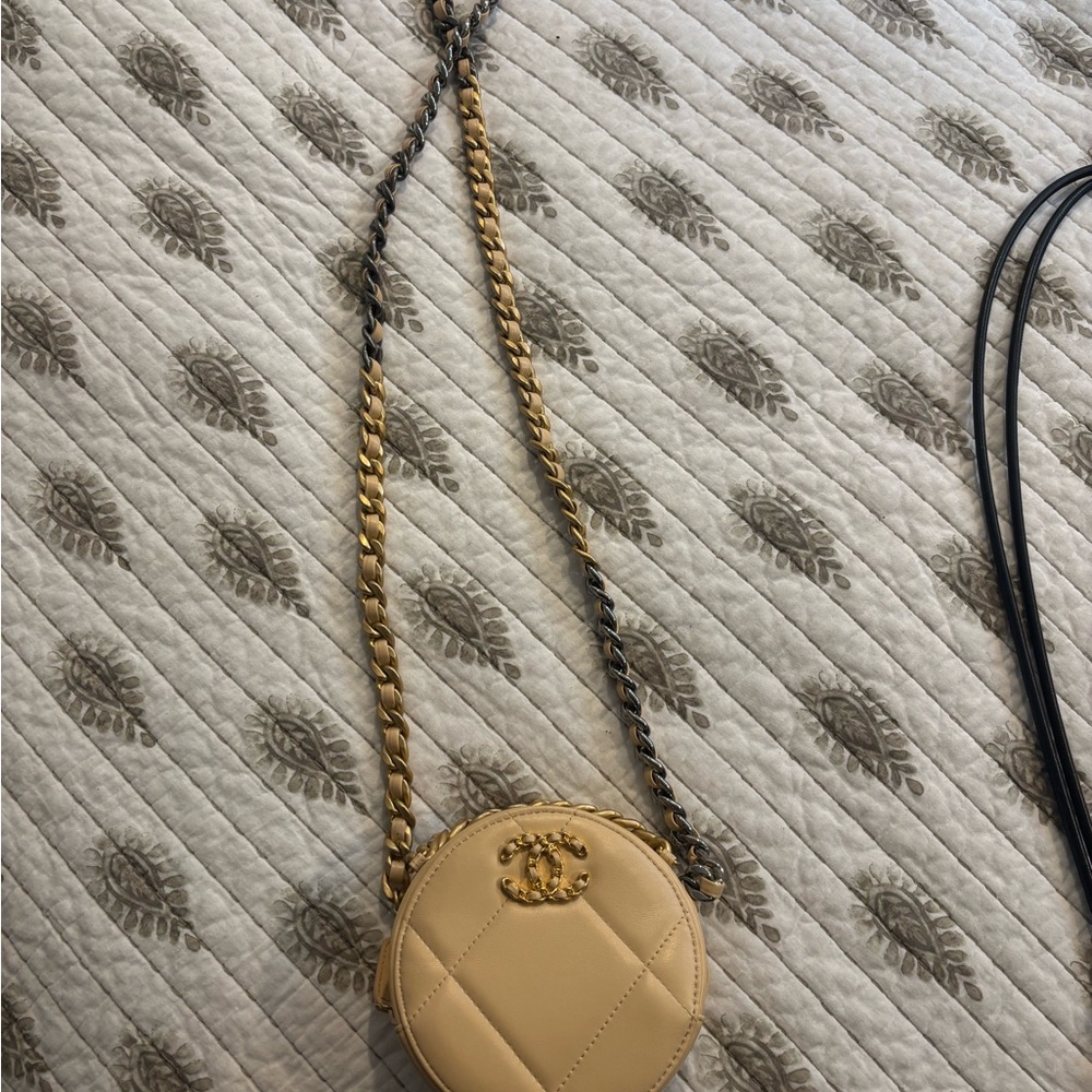 CHANEL wallet on chain